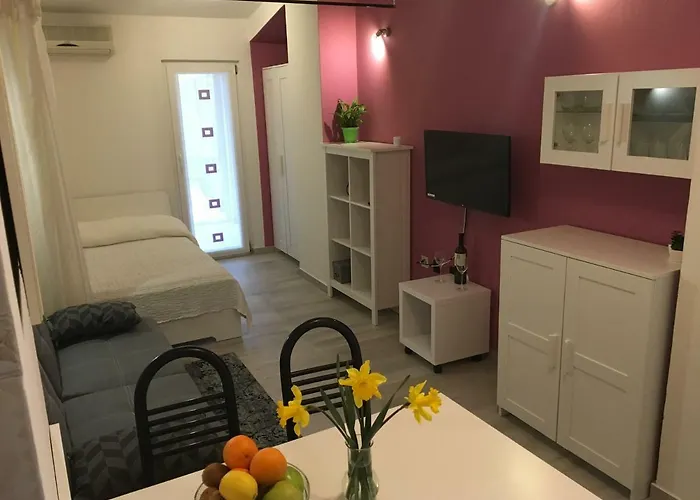 Martina ---80m From The Sea--- * Пула